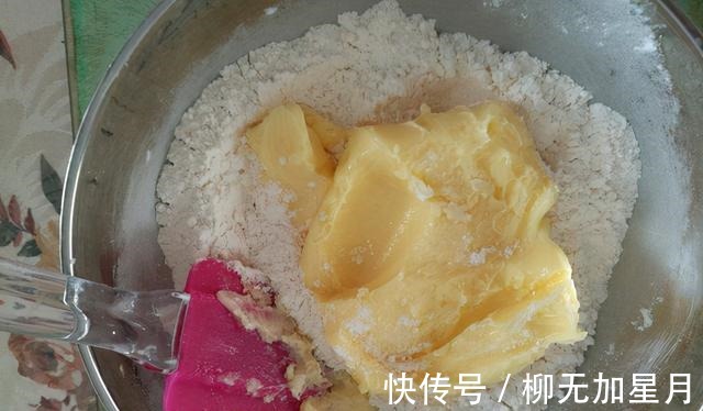 豆沙油酥饼|豆沙油酥饼的做法，甜而不腻，酥脆掉渣，营养美味，一口一个！