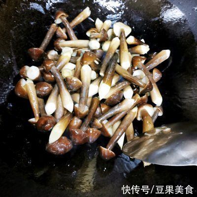 几分钟搞定滋味鲜美家常菜——鸡枞菌炒肉，一步就搞定