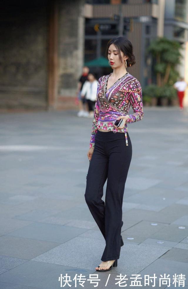 复古|美女的神奇造型, 复古长袖搭配“低胸设计”, 用“一根脚趾”穿鞋