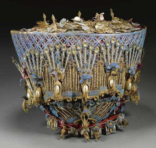 大拉翅@清宫女子往头上戴如此重的旗头,她们不累吗