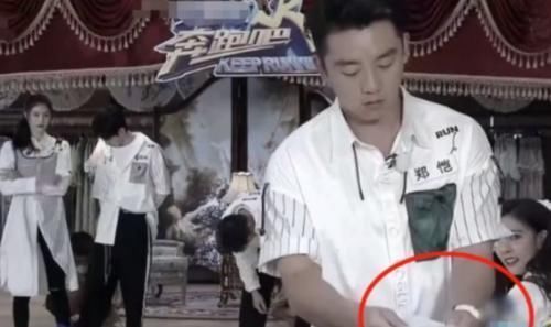 蔡徐坤节目上用嘴叼袜子,谁注意他扭头后的小举动嫌不嫌弃太明显