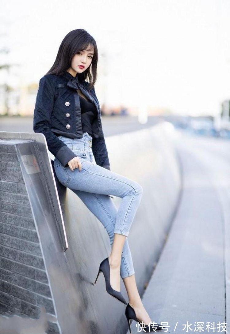 小姐姐|路人街拍：各种款式独特的小黑裙，小姐姐们好身材尽显气质