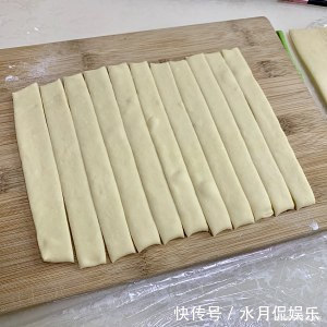 好学|早餐油条别再买了，这种做法简单又好学，炸出来的油条蓬松酥脆