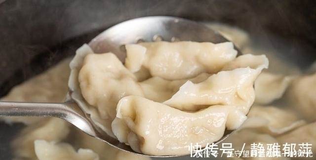 冻饺子|煮冻饺子，是开水下锅还是冷水下锅？记住3点，饺子光滑不破皮