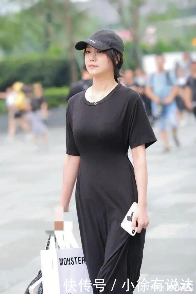 黑色丝绵长裙温柔大气,光感调节质感十足,这样搭配太靓了