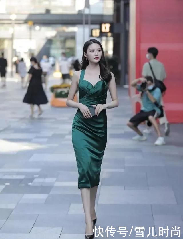 魅力|美女一袭绿色长裙优雅气质十足，拥有别具一格的魅力