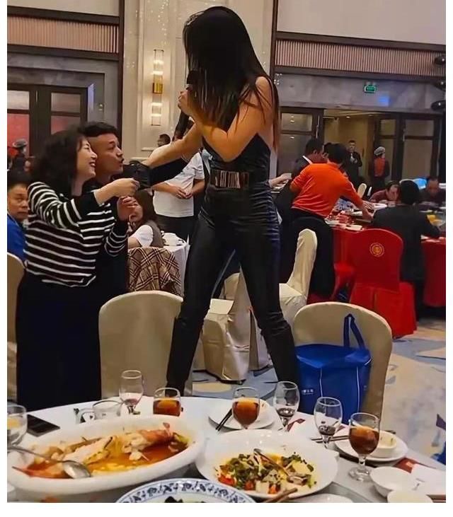 王蓉被曝在小縣城演出，穿低領(lǐng)裝站在凳子上表演，引起熱議