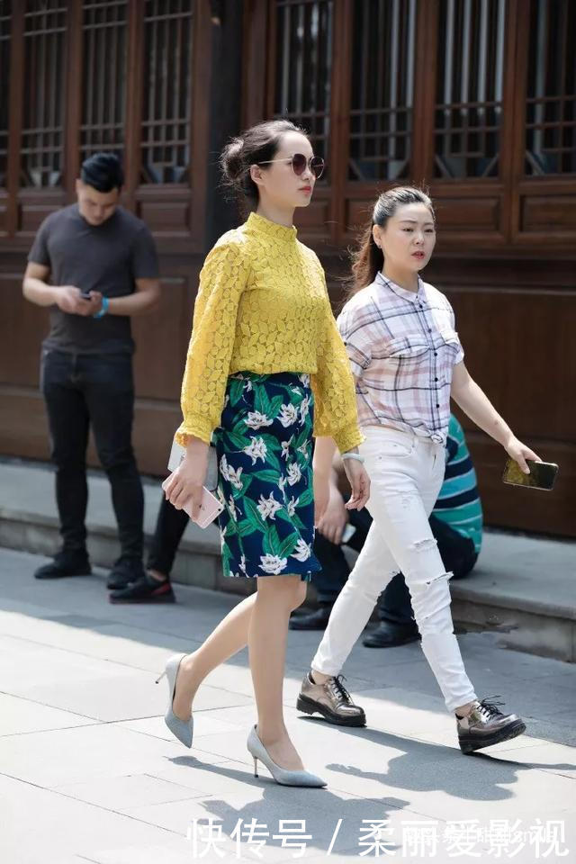 美女脚上搭配一双纯色系高跟鞋,随意一穿就是韩剧女主的时尚感