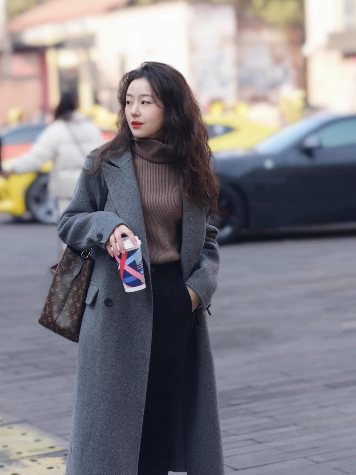 垫肩 基础款大衣也能穿出酷炫感,试试这些搭配方式,干练利落又有格调