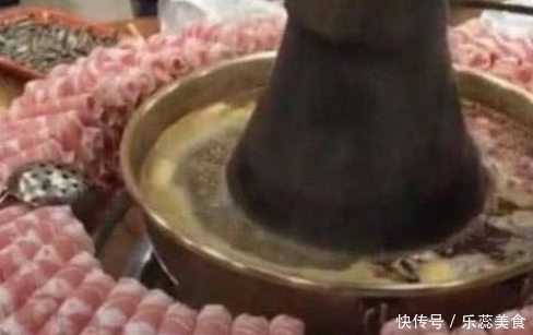 抠门|朋友请吃火锅,4个人只点一个菜,都说抠门,上菜后被“打脸”