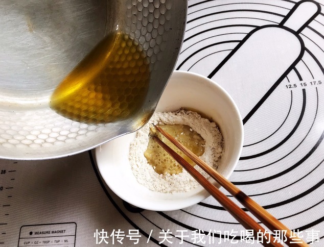 面粉|烙饼时,别只会冷水和面,大厨教你3个技巧,外酥里软层次多,香