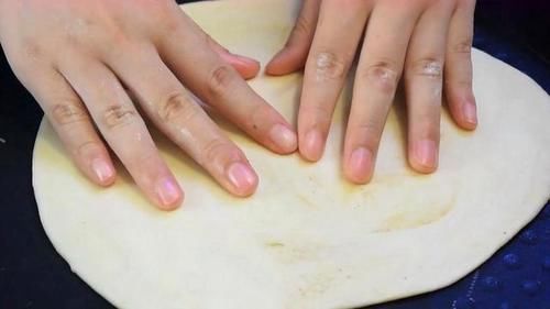 家常烙饼怎样做不硬？掌握这做法，做出来柔软起层，凉了也不硬