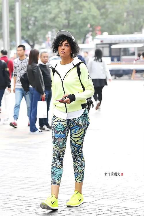 街拍：穿出轻盈之美的打底裤美女