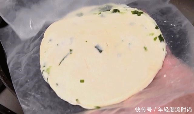 不和面不放油,3分钟吃到葱油饼!够酥、够香、够味!