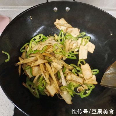 香干|必光盘的快手菜-辣椒炒杏鲍菇和香干