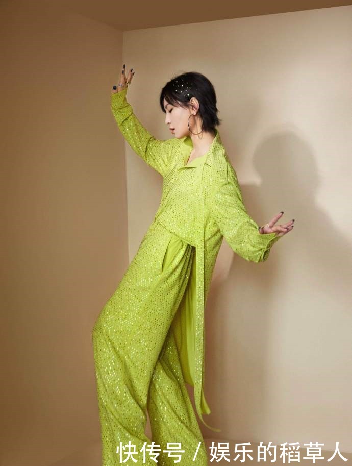 造型|周笔畅最新舞台造型,黄色碎钻套装明艳动人风采