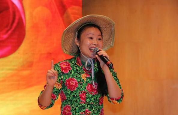 天差地别的王小丫和草帽姐一个低调无冕之王,一个浮夸遭人唾弃