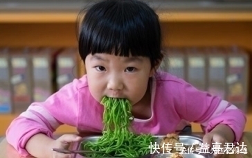 推拿|5岁女娃积食连续发烧一周,劝告父母:这2种食物比泡面还伤脾胃