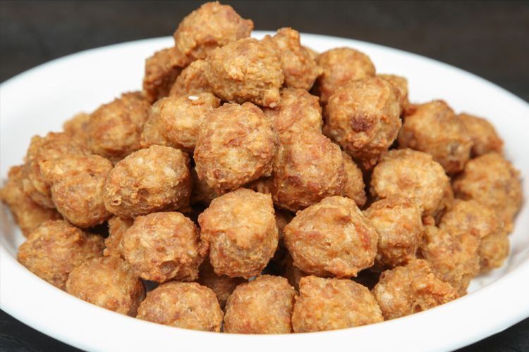 炸丸子，记住不要放面粉跟淀粉，记得多放2样，丸子焦香酥脆