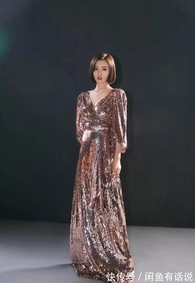 身材|邓文迪优雅亮相，穿薄纱亮片裙身材纤细，手拎“金盒”有名媛气场