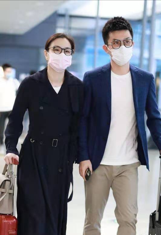 吴敏霞气场太强，罕见穿高跟鞋像女总裁，老公小男生打扮惨变助理