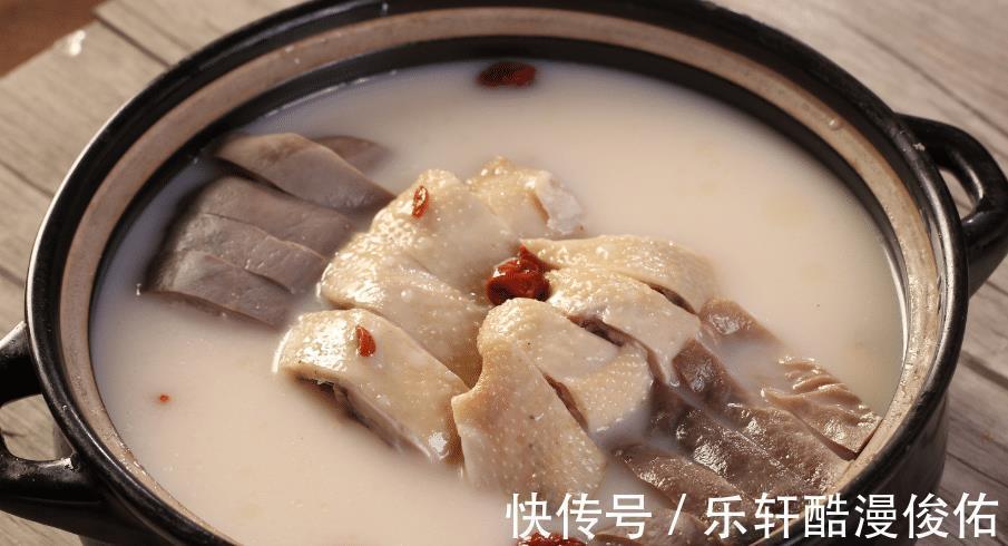 汤鲜味美的猪肚鸡,做法其实并不难,调料狠重要