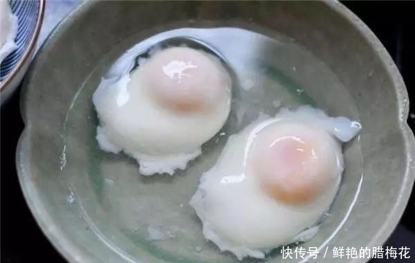 荷包蛋|煮荷包蛋时直接下锅煮就错了大厨教你1招,鸡蛋不生沫不散黄