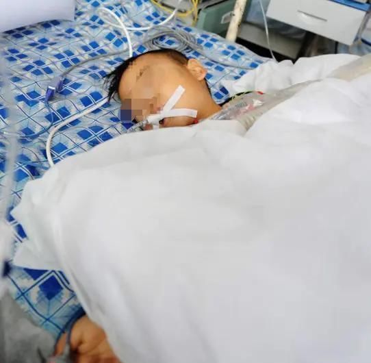 检查|2岁男童半夜喊肚子疼,被家长送到医院,医生检查后安排手术吧