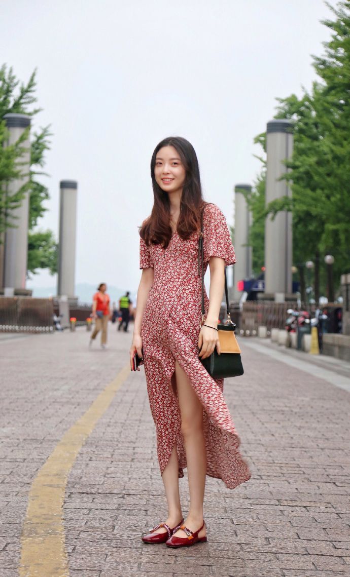 街拍:小姐姐出门直接穿件T恤裙配碎花半身裙,清新洋气又时尚