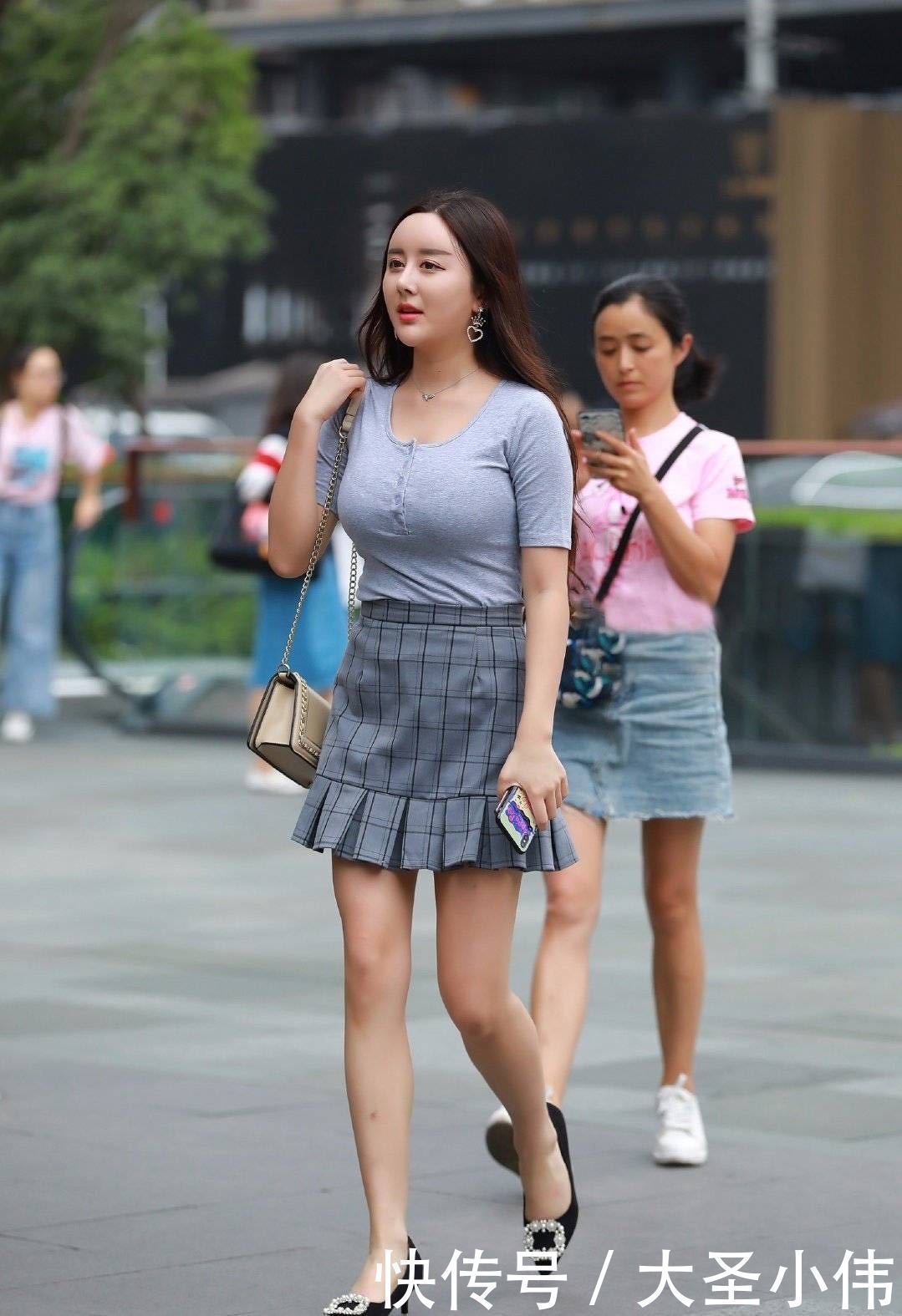 t恤|美女街拍灰色T恤搭配格子裙摆尽显成熟稳重，可惜，脚上搭配的不是高跟鞋