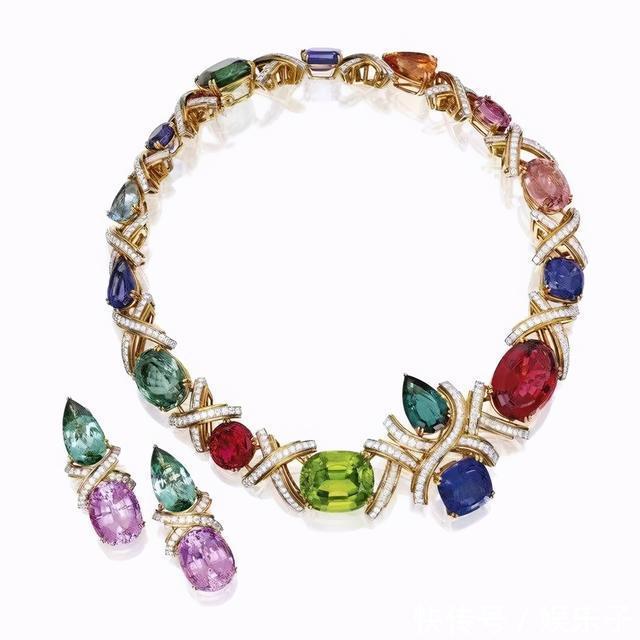 奢华的珠宝套链比项链的做工更难,选石更苛刻,成为最耀眼的存在