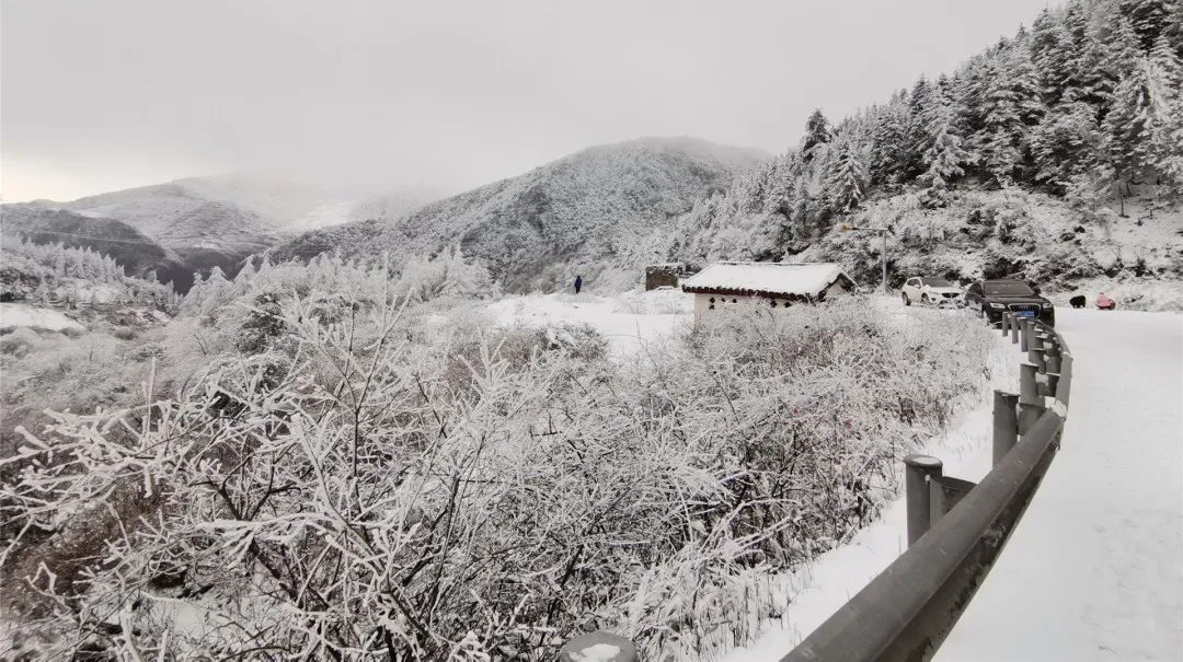 泥巴山解锁“雪景模式”！游客直呼过瘾！