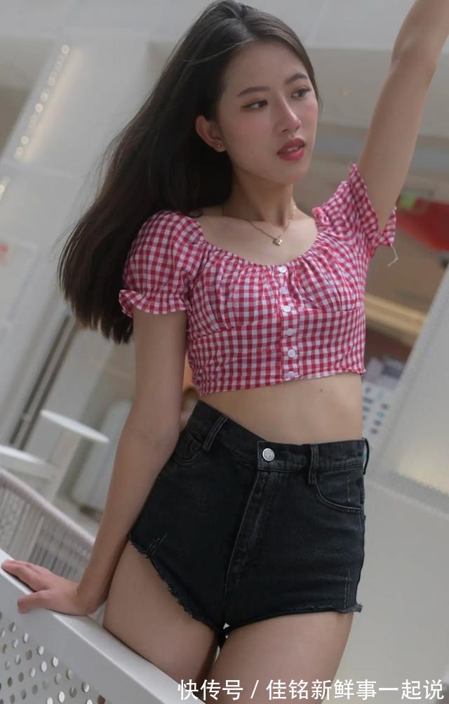 蓝黑色 牛仔短裤怎么搭配出时髦感掌握这些搭配技巧,清凉时髦显身材!