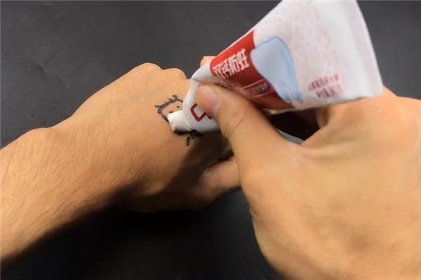 好多人|睡觉前在脚底抹点牙膏太厉害了,好多人不懂有啥用,看完抓紧试试