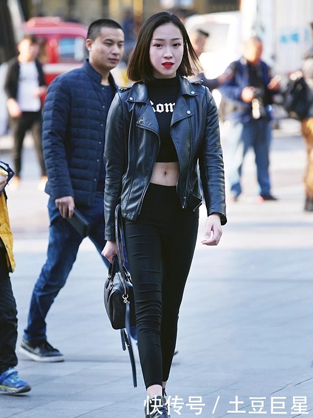 街拍：打底裤小姐姐的搭配轻松随意，展现洒脱气质