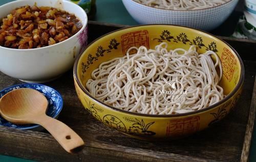 番茄|天热,面条就得这样吃,切个番茄简单一拌,比炸酱面吃得还香