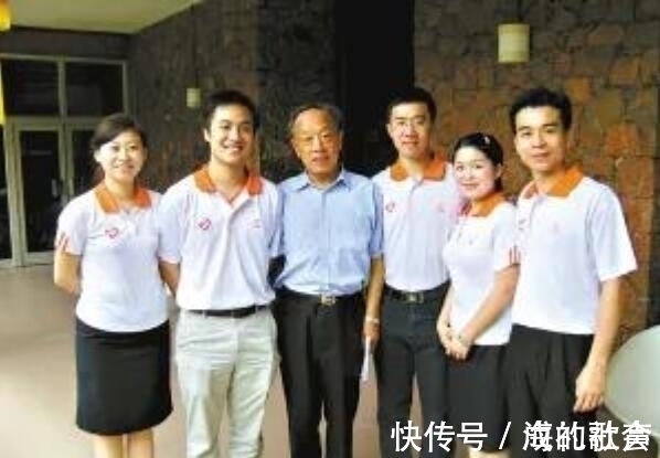 初学者@外交名家李肇星书法惹争议,结构太松散飘逸,被网批“小学生”体