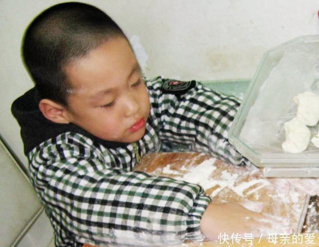 儿子|5岁儿子一片孝心给爸爸搓澡,宝爸却残忍拒绝,这“孝心”有点毒