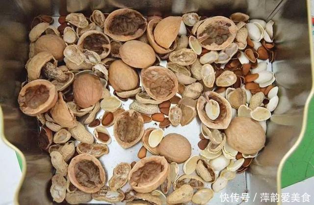 路边捡点它,开水一烫扔盆里,养花10年不烂根!