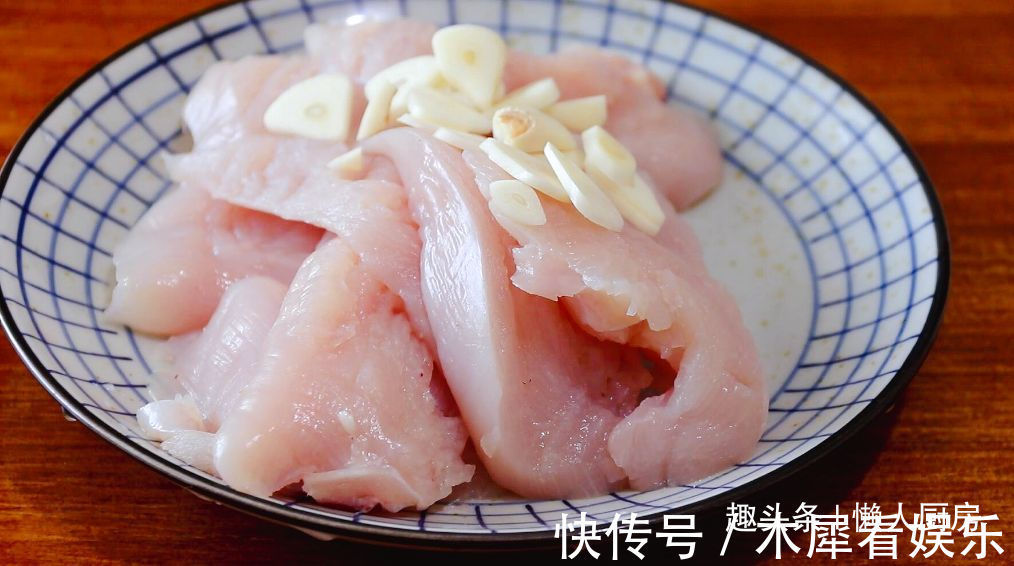鸡胸肉直接水煮，吃起来肉质柴，教你香煎鸡胸肉的做法，嫩滑多汁