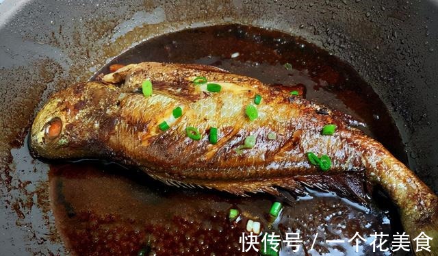 黄花鱼别再清蒸了，试一试这个做法，解馋还下饭！