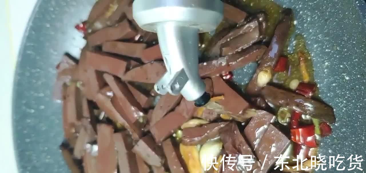 猪血炒韭菜，鲜嫩爽口咸香微辣，清除体力垃圾，常吃有益身体健康