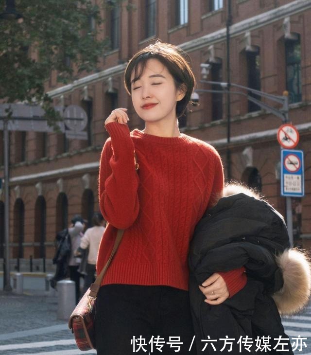 日常穿搭怎么穿才高级?没必要装嫩,简约的针织衫穿搭就很不错