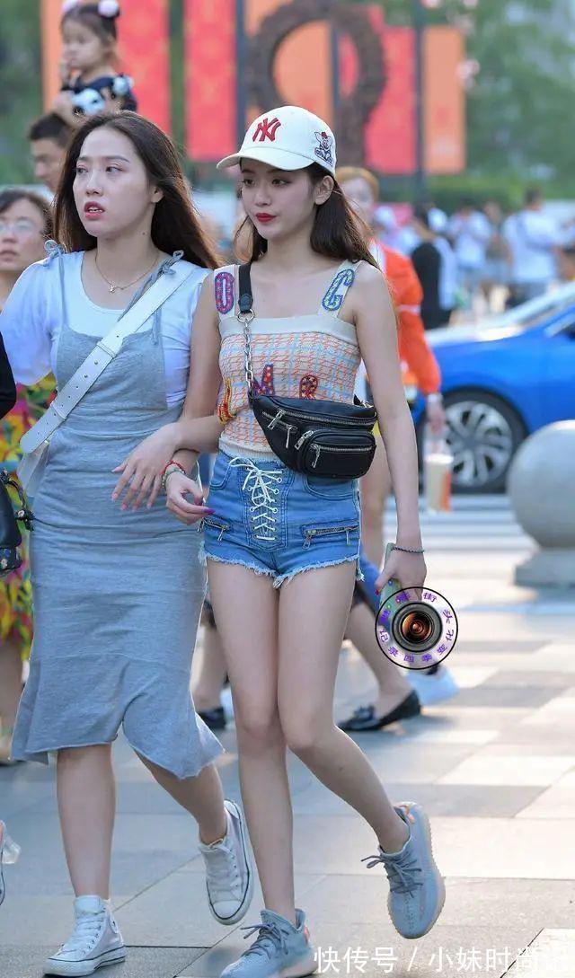 开衫裤 街拍美女:蓝色高腰短裤搭配白色帽子,毫无廉价感,确实很耐看