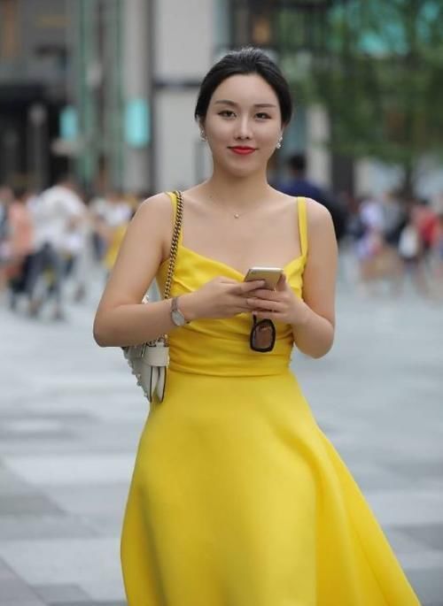 街拍 连衣裙,彰显落落大方的气场,彰显女神的品味!
