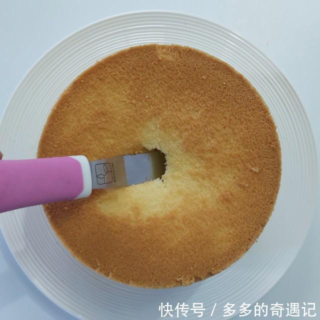 玉米淀粉|爆浆椰浆芝士奶盖蛋糕,切开一小口,竟然还是爆浆效果