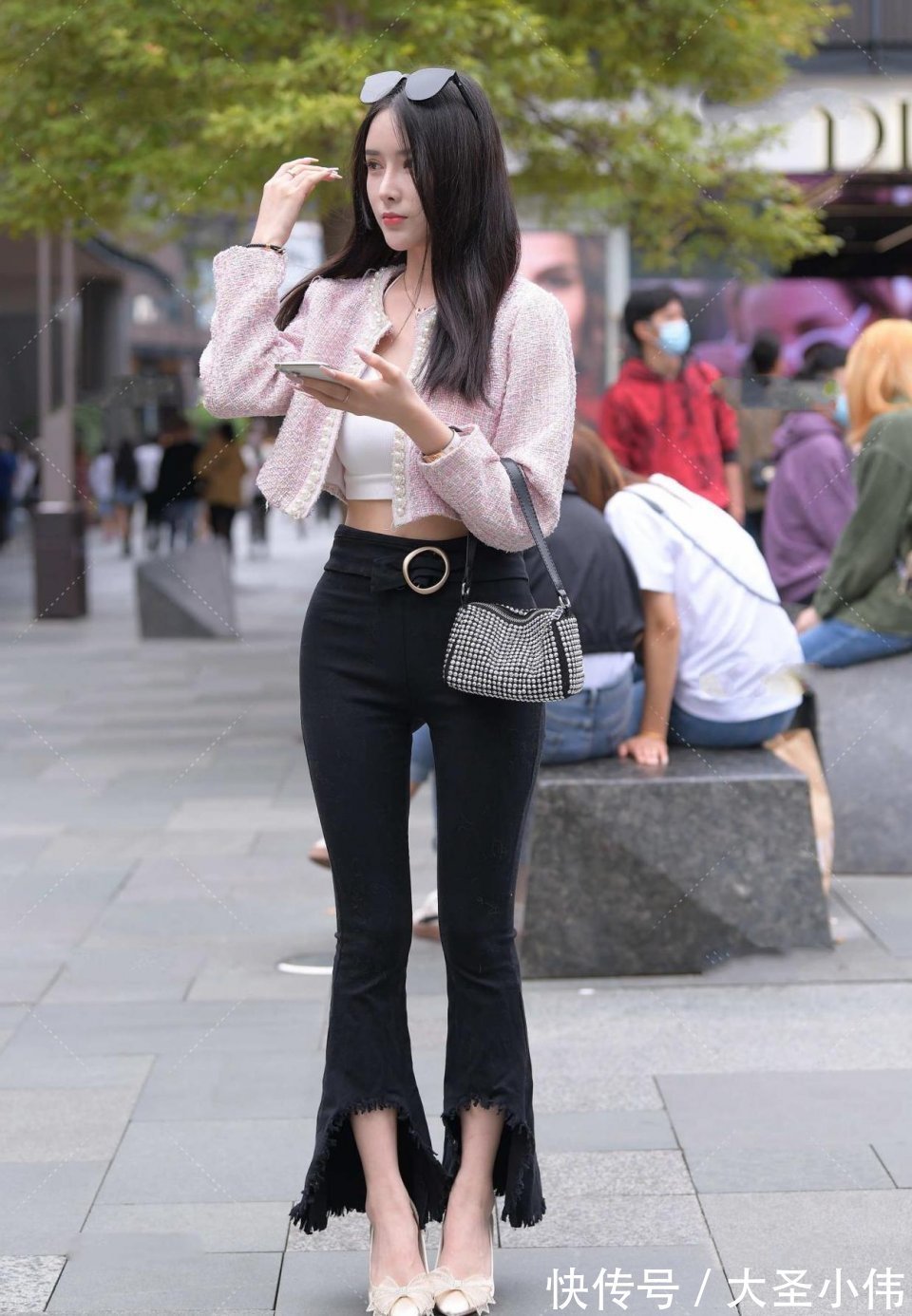 大街|美女街拍:在大街上,一眼就发现了这位姐姐,虽然不是最美丽,但最引人注目: