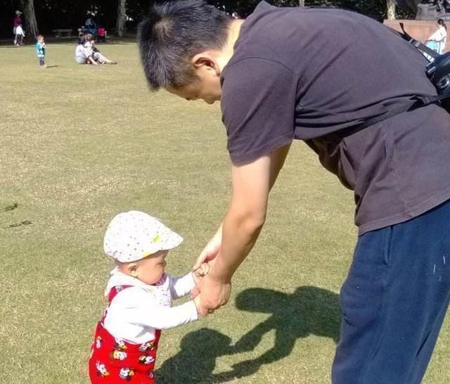 爸爸|强大的爸爸不一定有钱,但会送儿子三句话,相当于给娃“塞钱”