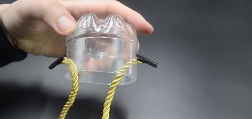 塑料瓶上穿一根绳子真厉害,这个用途懂的人还不多,早知道早受益