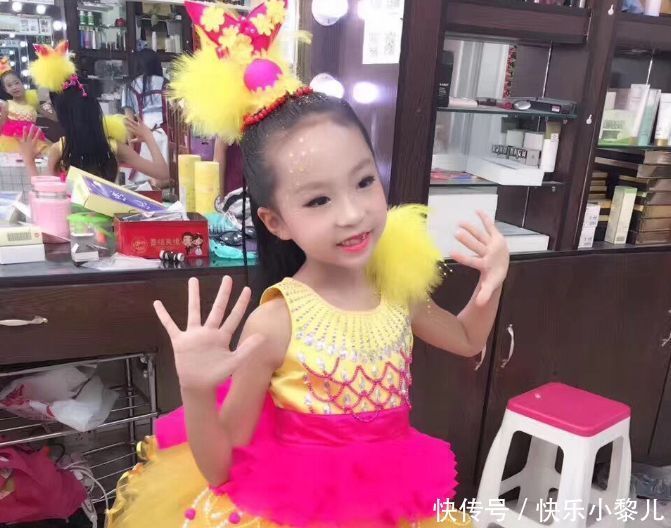 艺术家在小女孩脸上“面部彩绘”,画出来的效果,让人感到惊艳